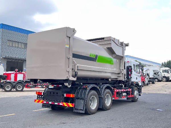 東風(fēng)華神6x4后八輪車廂可卸式垃圾車｜勾臂車｜12-18立方移動式壓縮垃圾站配套鉤臂車
