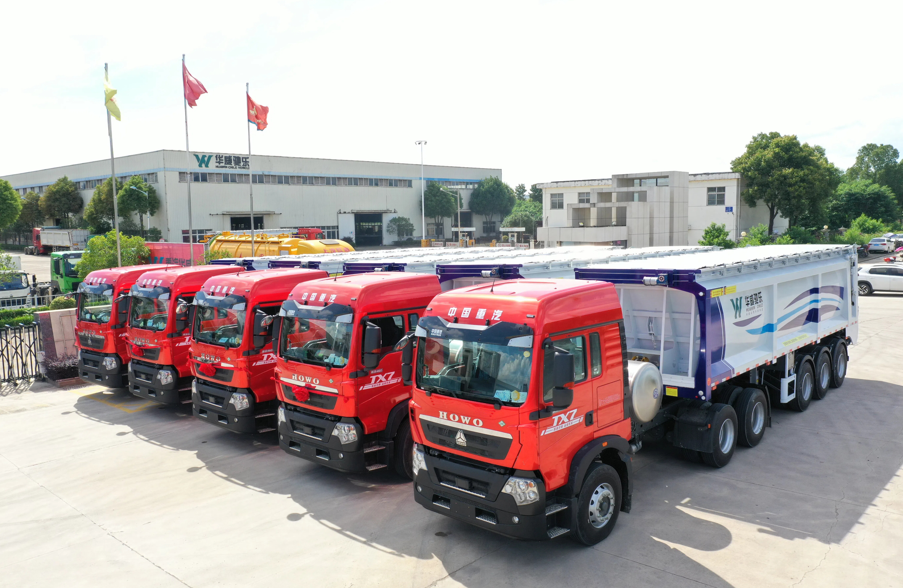 重汽華威制造的【智能履帶平推式自卸半掛車】批量交付客戶