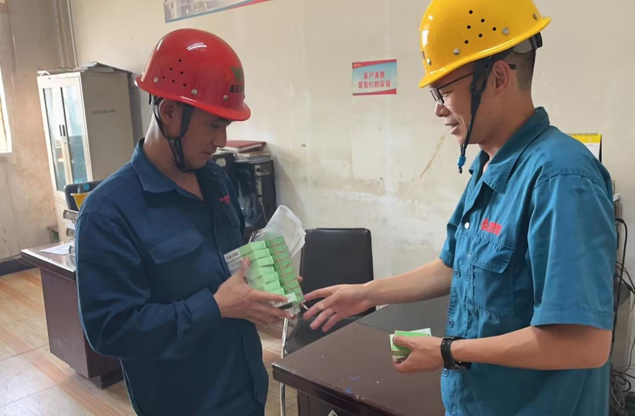 夏日送清涼 關(guān)愛暖人心 華威公司全力保障車間員工防暑降溫
