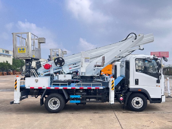 中國重汽豪沃HOWO直臂型30米高空作業(yè)車