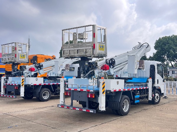 中國重汽豪沃HOWO直臂型30米高空作業(yè)車