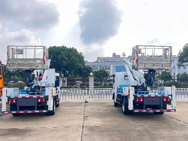 中國重汽豪沃HOWO直臂型30米高空作業(yè)車