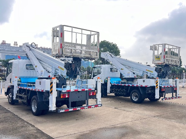 中國重汽豪沃HOWO直臂型30米高空作業(yè)車