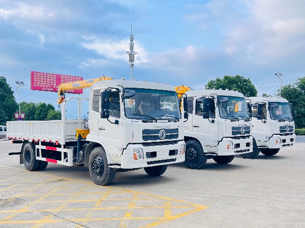 隨車吊出口車型推薦|東風(fēng)底盤選裝徐工3.2噸三節(jié)直臂吊機(jī)|隨車起重運輸車