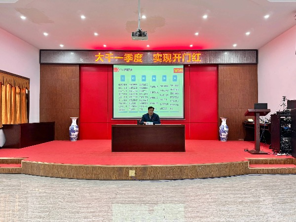 中國重汽湖北華威公司召開2025年收心團拜會-凝心聚力開新局