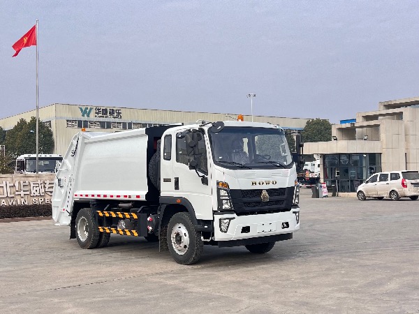 中國重汽HOWO豪沃環(huán)衛(wèi)車型出口｜中國重汽湖北華威制造8-9立方壓縮式垃圾車