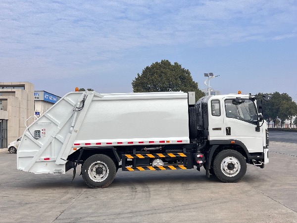 中國重汽HOWO豪沃環(huán)衛(wèi)車型出口｜中國重汽湖北華威制造8-9立方壓縮式垃圾車