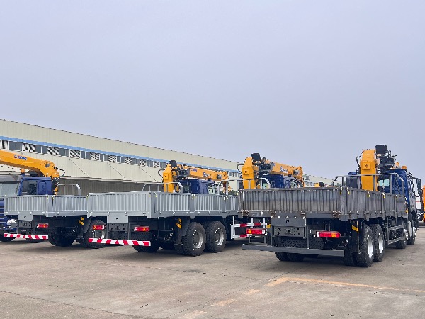 中國(guó)重汽豪沃TX系列8X4隨車起重運(yùn)輸車|配徐工20噸G型SQS500-5隨車吊批量出口海外市場(chǎng)|華威馳樂(lè)牌SGZ5310JSQZZ6T5隨車起重運(yùn)輸車