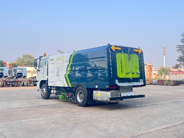 中國重汽湖北華威制造HOWO豪沃N系列18T洗掃車（海外版）