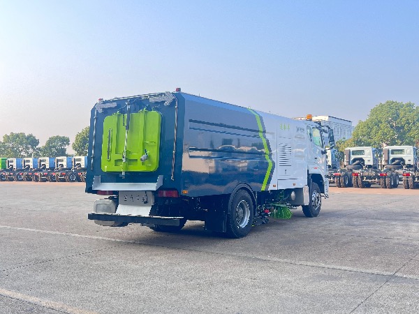 中國重汽湖北華威制造HOWO豪沃N系列18T洗掃車（海外版）