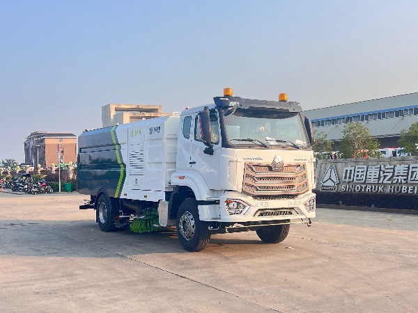 中國重汽湖北華威制造HOWO豪沃N系列18T洗掃車（海外版）