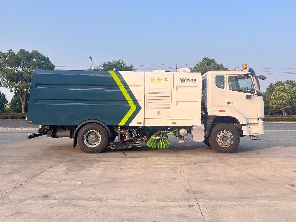 中國重汽湖北華威制造HOWO豪沃N系列18T洗掃車（海外版）
