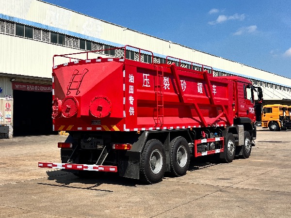 中國(guó)重汽HOWO豪沃重卡8X4壓裂砂罐車(chē)｜華威馳樂(lè)牌SGZ5310TSGZZ6TX型壓裂砂罐車(chē)
