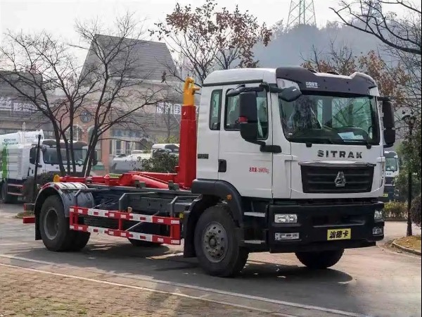 華威馳樂牌SGZ5180ZXXZZ6C5車廂可卸式垃圾車｜中國(guó)重汽汕德卡18T鉤臂式垃圾車｜壓縮垃圾箱轉(zhuǎn)運(yùn)車輛