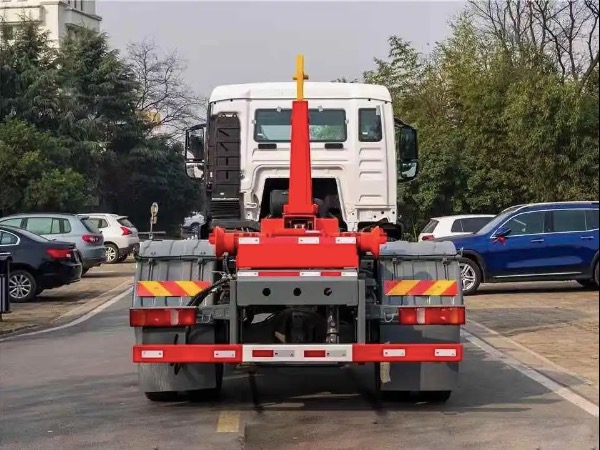 華威馳樂牌SGZ5180ZXXZZ6C5車廂可卸式垃圾車｜中國(guó)重汽汕德卡18T鉤臂式垃圾車｜壓縮垃圾箱轉(zhuǎn)運(yùn)車輛