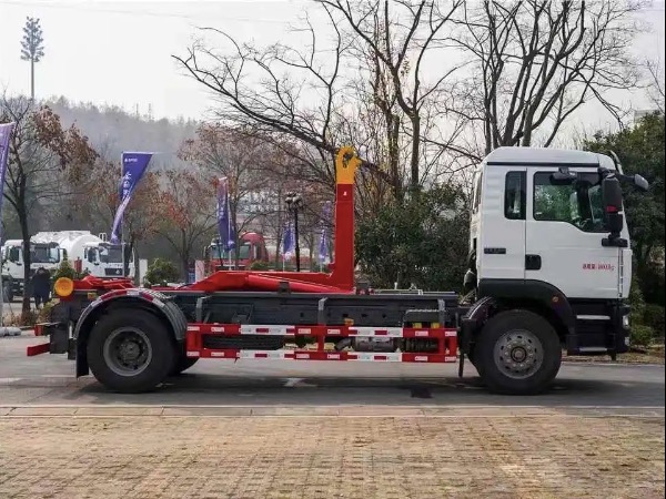 華威馳樂牌SGZ5180ZXXZZ6C5車廂可卸式垃圾車｜中國(guó)重汽汕德卡18T鉤臂式垃圾車｜壓縮垃圾箱轉(zhuǎn)運(yùn)車輛