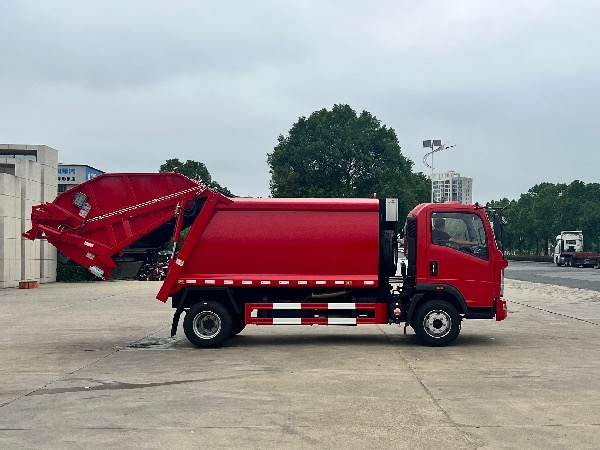 中國重汽HOWO豪沃8立方壓縮式垃圾車【海外版】｜后裝式壓縮垃圾車｜垃圾壓縮車｜垃圾收集壓縮轉(zhuǎn)運車｜垃圾轉(zhuǎn)運車