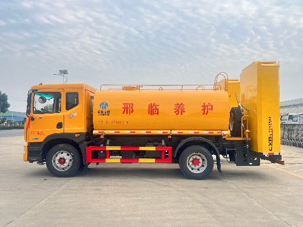 東風(fēng)多利卡D9高速公路路面養(yǎng)護車【配100K防撞緩沖包】｜華威馳樂牌SGZ5180GPSEQ6綠化噴灑車綠化噴灑車｜防撞緩沖車
