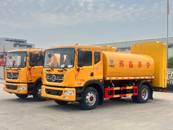 東風(fēng)多利卡D9高速公路路面養(yǎng)護車【配100K防撞緩沖包】｜華威馳樂牌SGZ5180GPSEQ6綠化噴灑車綠化噴灑車｜防撞緩沖車