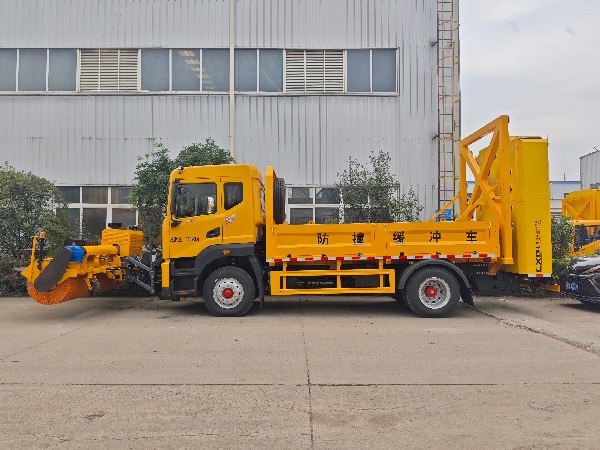 高速公路防撞緩沖車｜防撞車｜高速公路養(yǎng)護車｜除雪車｜掃雪車｜融雪劑撒布車