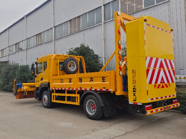 高速公路防撞緩沖車｜防撞車｜高速公路養(yǎng)護車｜除雪車｜掃雪車｜融雪劑撒布車