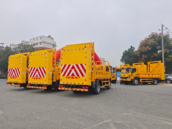 高速公路防撞緩沖車｜防撞車｜高速公路養(yǎng)護車｜除雪車｜掃雪車｜融雪劑撒布車